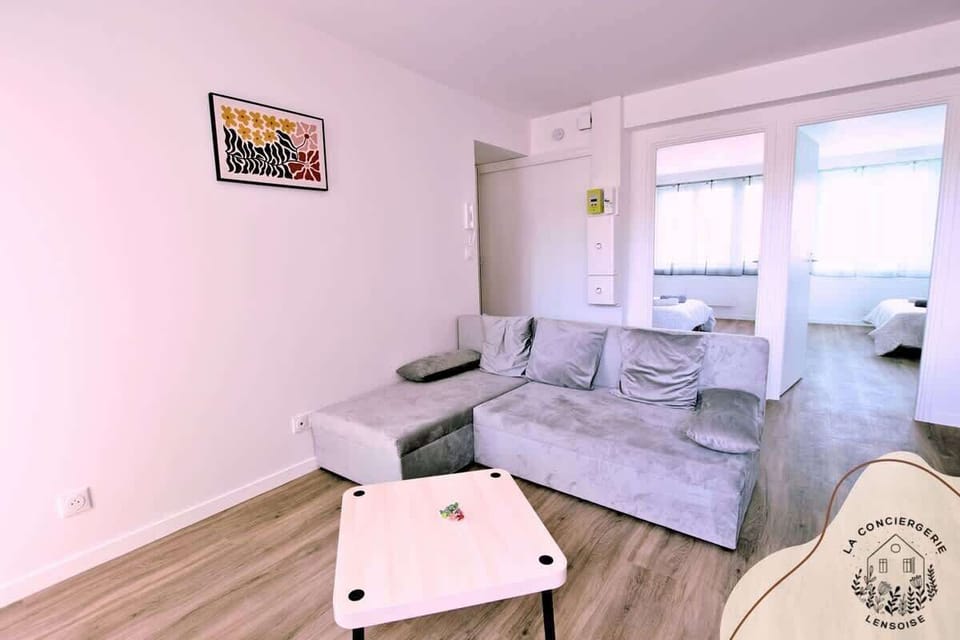 ESPACE SALON
TELEVISION CHAINES TNT 
WIFI
CANAPE NON CONVERTIBLE