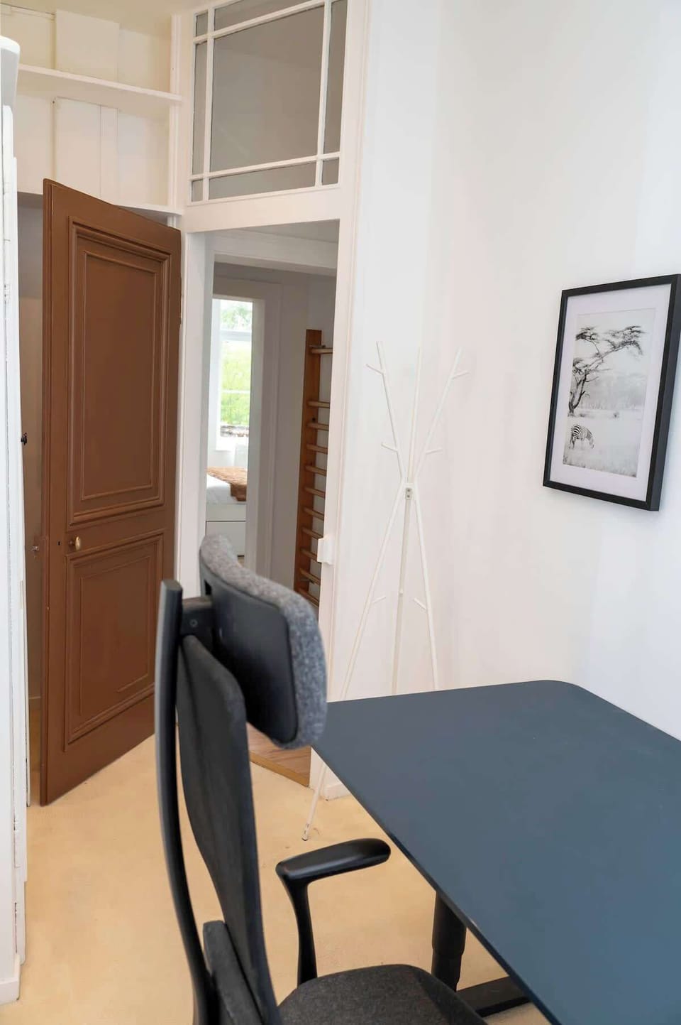 Le bureau : pièce de travail séparée avec table de travail et siège de bureau ultra confort. Connexion ultra rapide par fibre optique très haut débit, adapté au télétravail, visioconférence, gaming et streaming 4K.