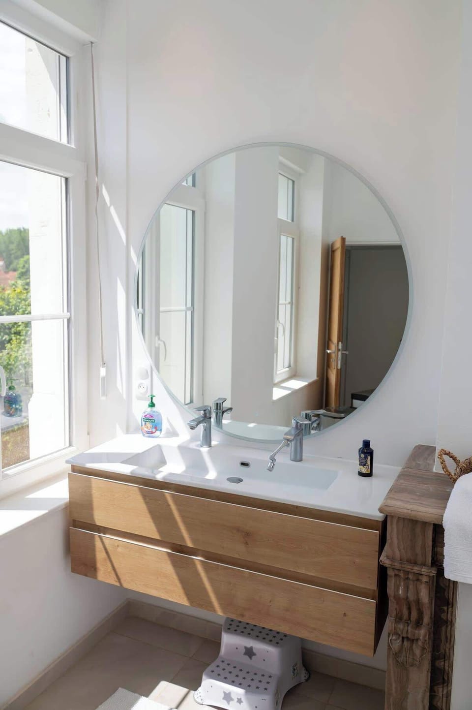 La salle de bain du Duplex : vasque, meuble et miroir rétro-éclairé.