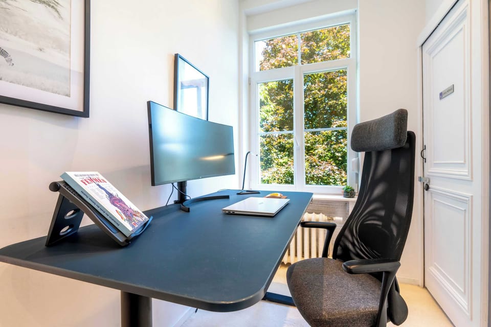 Le bureau : pièce de travail séparée avec table de travail et siège de bureau ultra confort. Connexion ultra rapide par fibre optique très haut débit, adapté au télétravail, visioconférence, gaming et streaming 4K.
