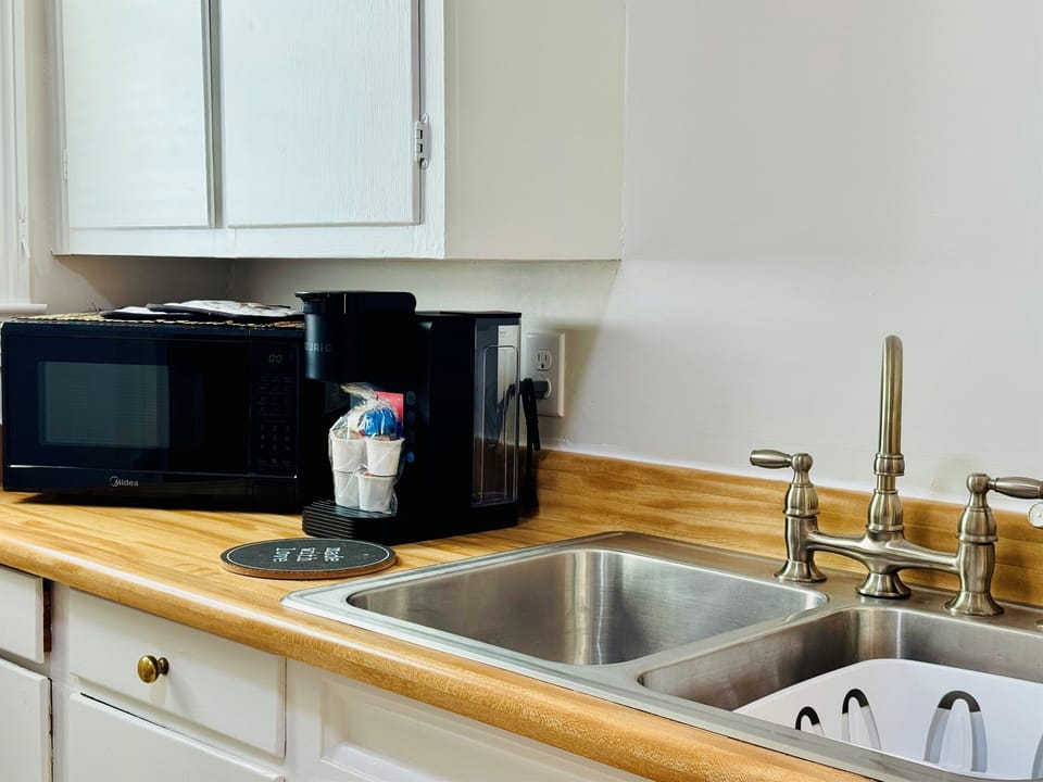 Fully equipped Kitchen with small appliances like Keurig coffee maker, CrockPot, blender and toaster.