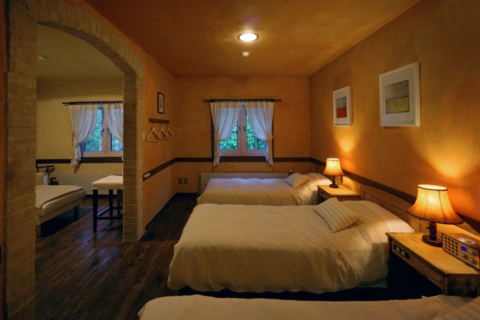 Triple Room - Old Country | Desk, free WiFi, bed sheets