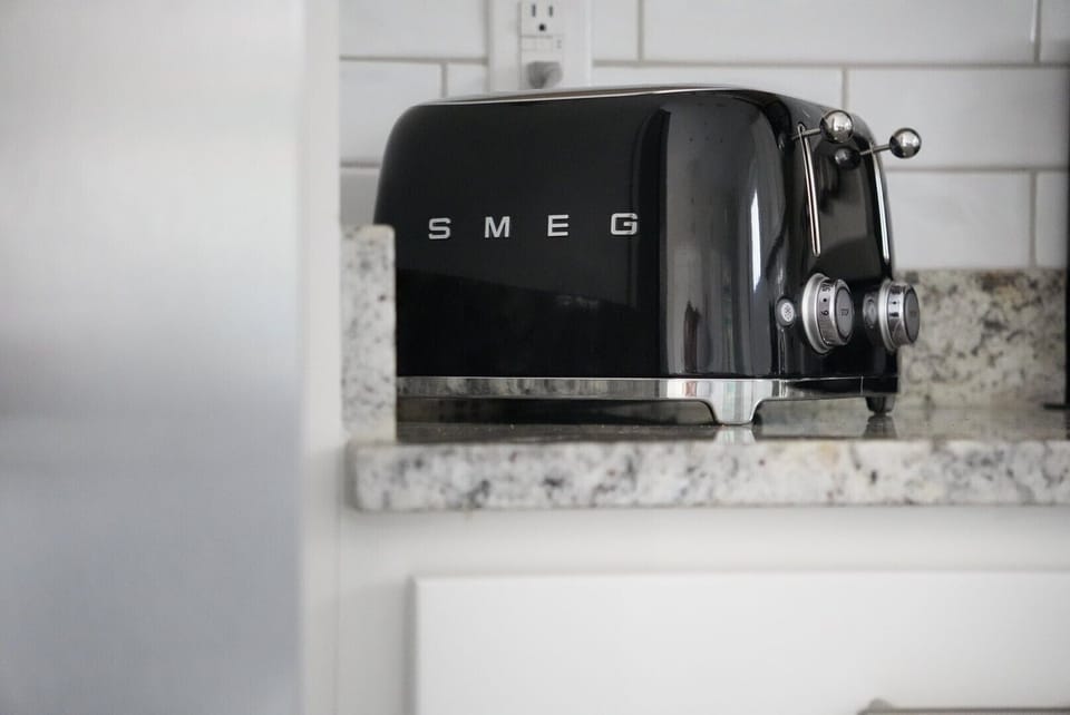 Enjoy your morning coffee or breakfast in style with our SMEG toaster, blending modern convenience with a sleek, retro look ☀️🍞