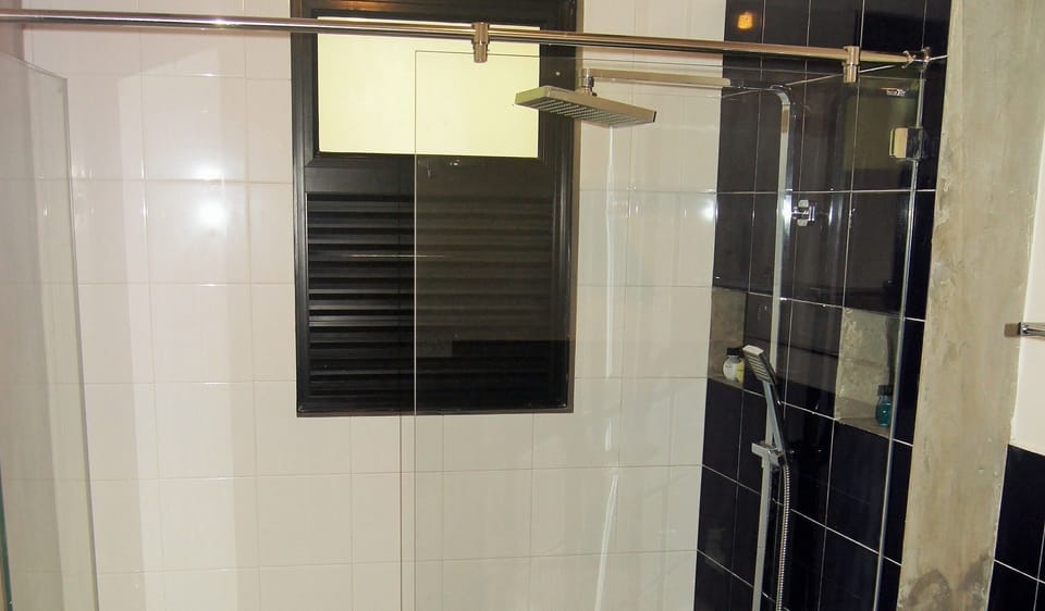 Shower, rainfall showerhead, free toiletries, towels