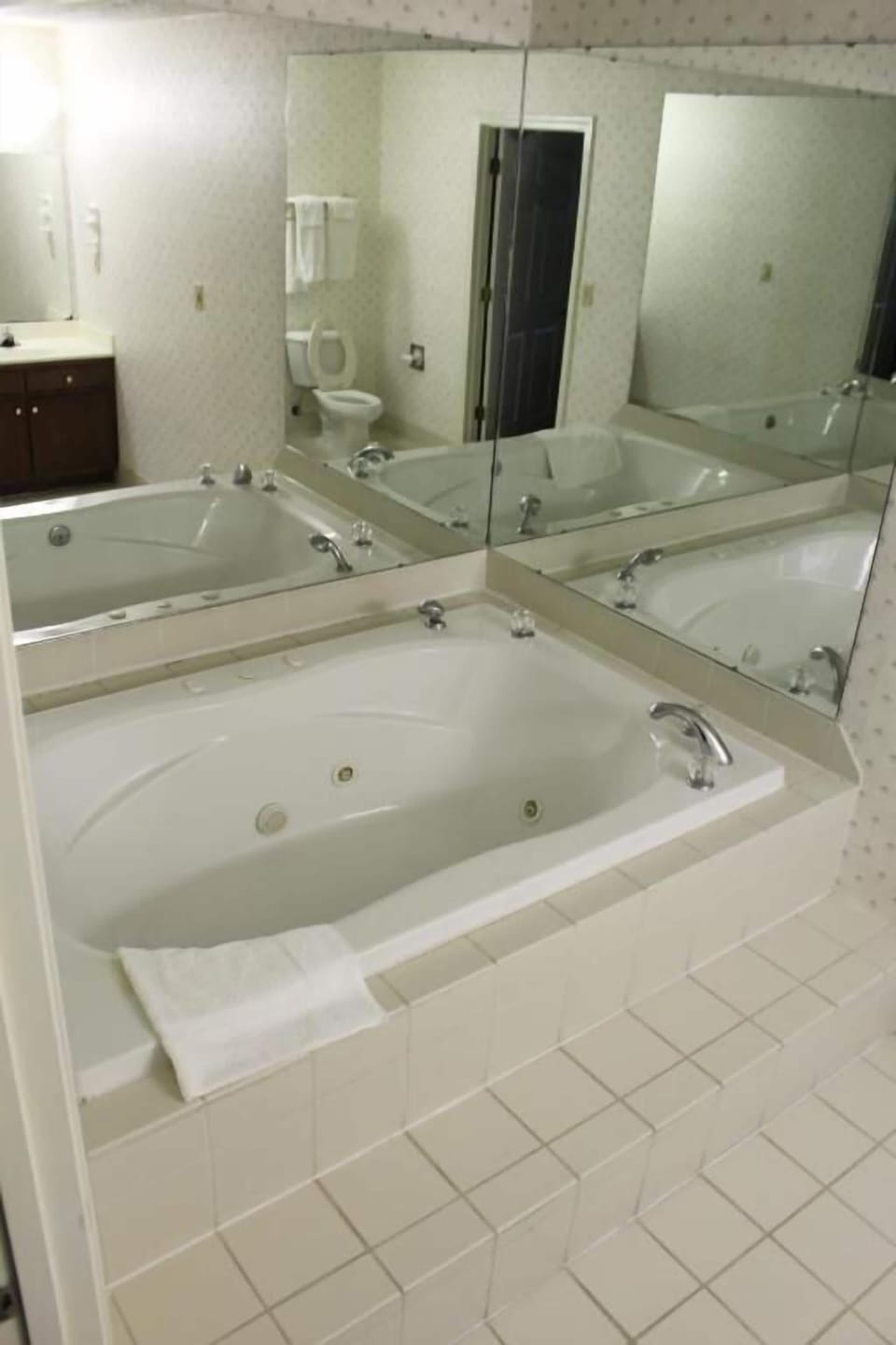 King Room with Spa Bath | Desk, blackout drapes, soundproofing, free WiFi