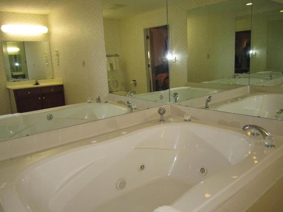 King Room with Spa Bath | Desk, blackout drapes, soundproofing, free WiFi