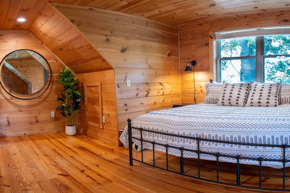 Welcome to the Topaz Owl Cabin Townhouse, where rustic charm meets modern comforts. Enjoy a luxurious king-size bed and peaceful ambiance in the primary suite.