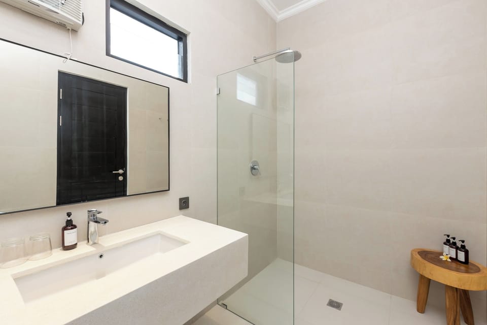 Grand Double Room | Bathroom | Shower, hair dryer, towels, soap