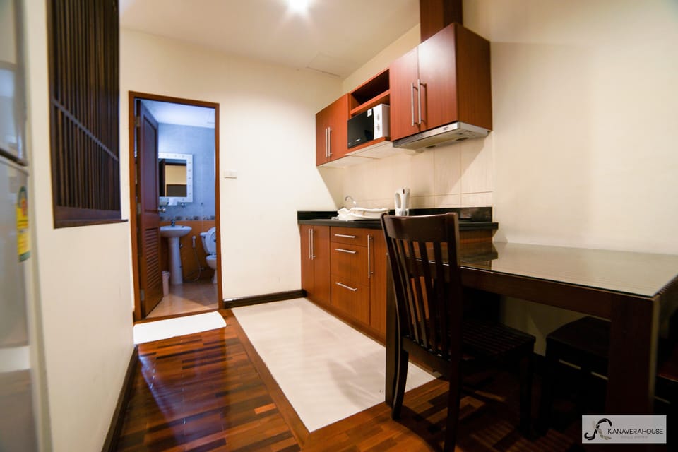 Deluxe Double Room | In-room dining