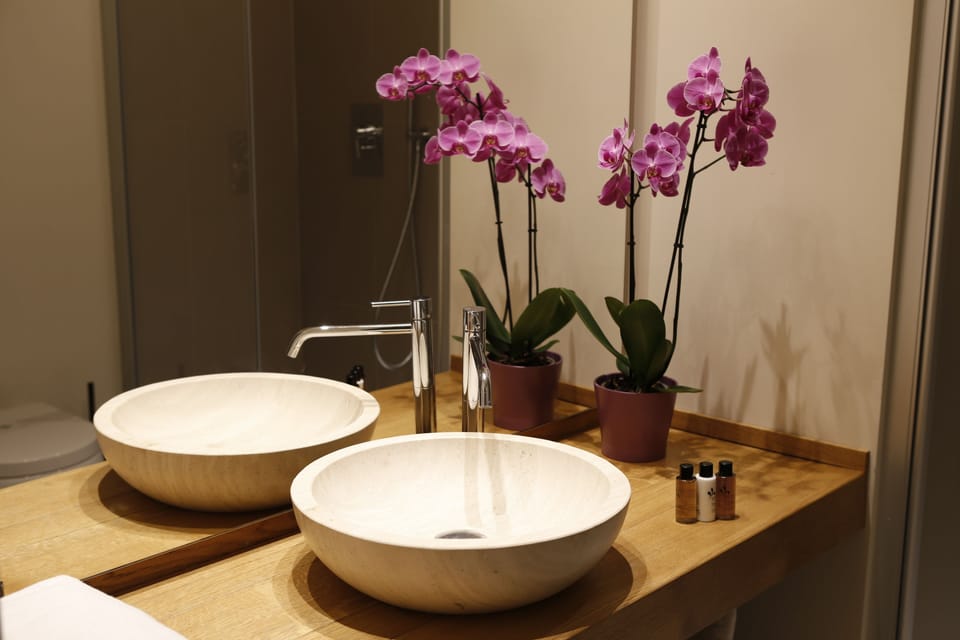 Superior Suite, 1 Bedroom, Kitchen | Bathroom | Shower, rainfall showerhead, hair dryer, towels