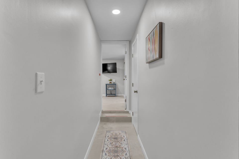 Hallway going to king size - bedroom #1