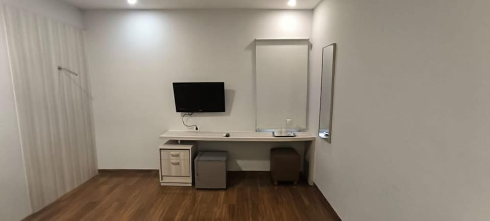 Desk, laptop workspace, soundproofing, free WiFi