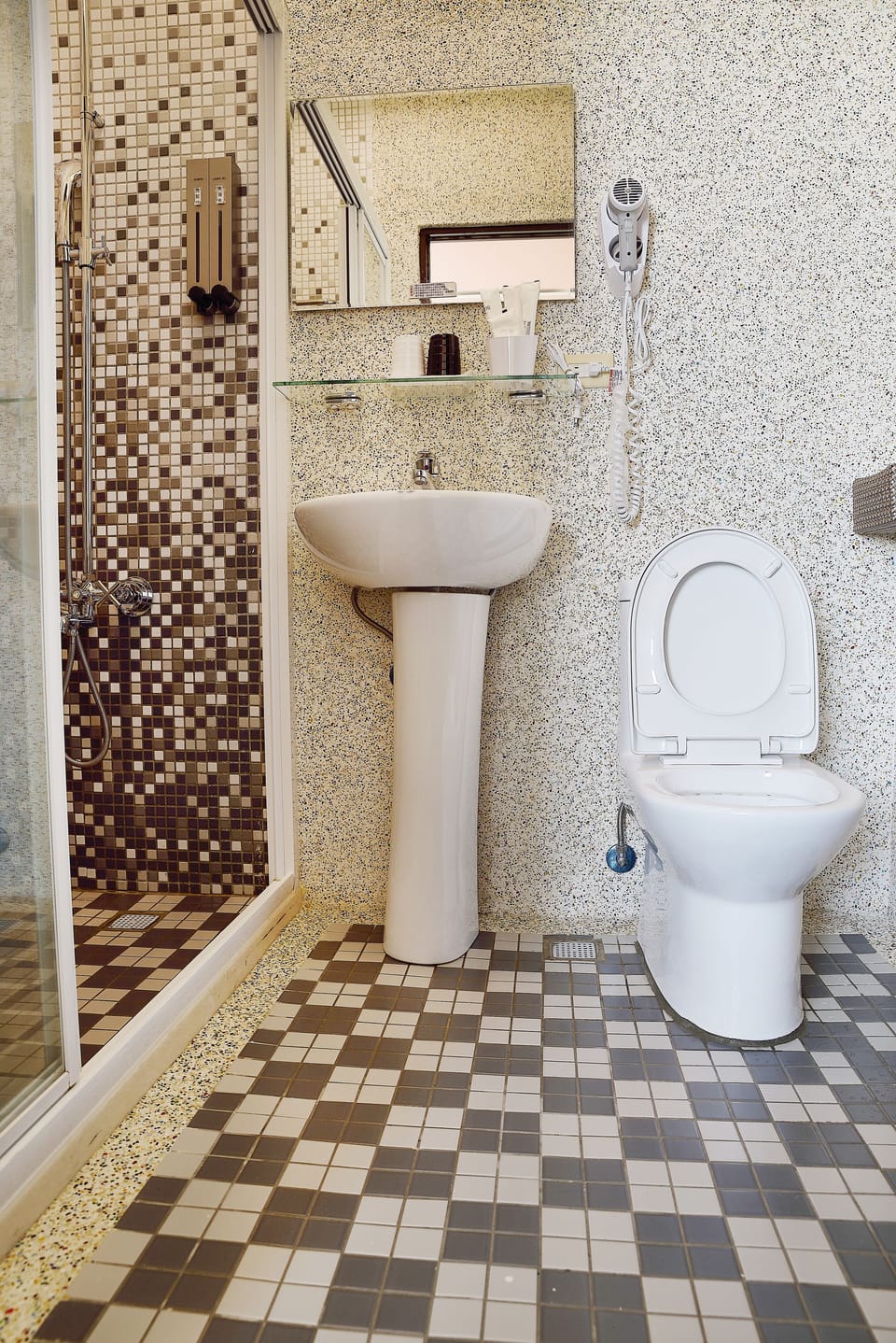 Deluxe Double Room | Bathroom | Shower, rainfall showerhead, free toiletries, hair dryer