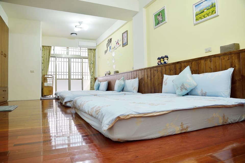 Family Room | Desk, soundproofing, rollaway beds, free WiFi