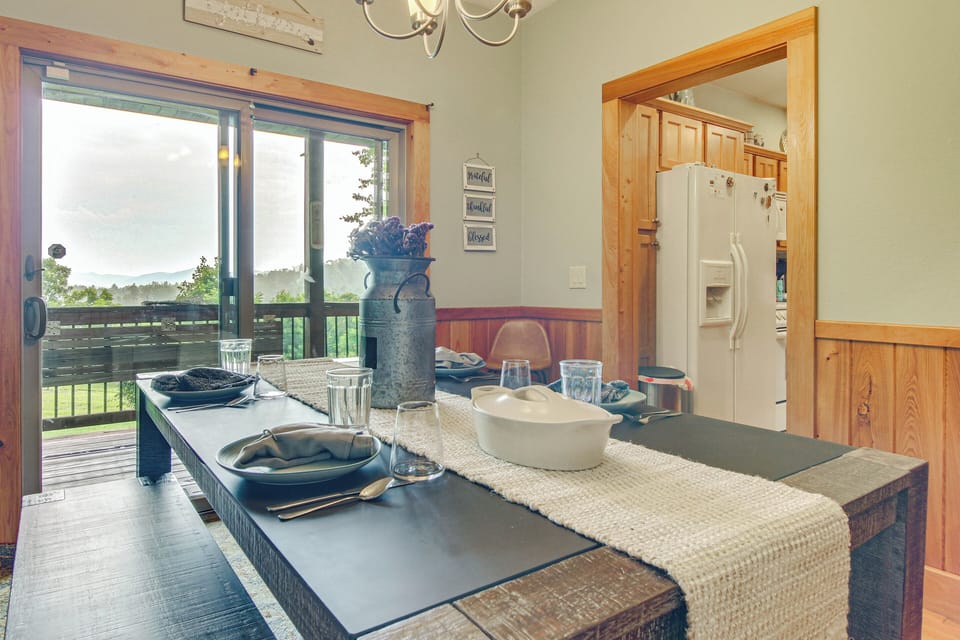 Dining Area | Dishware/Flatware Provided