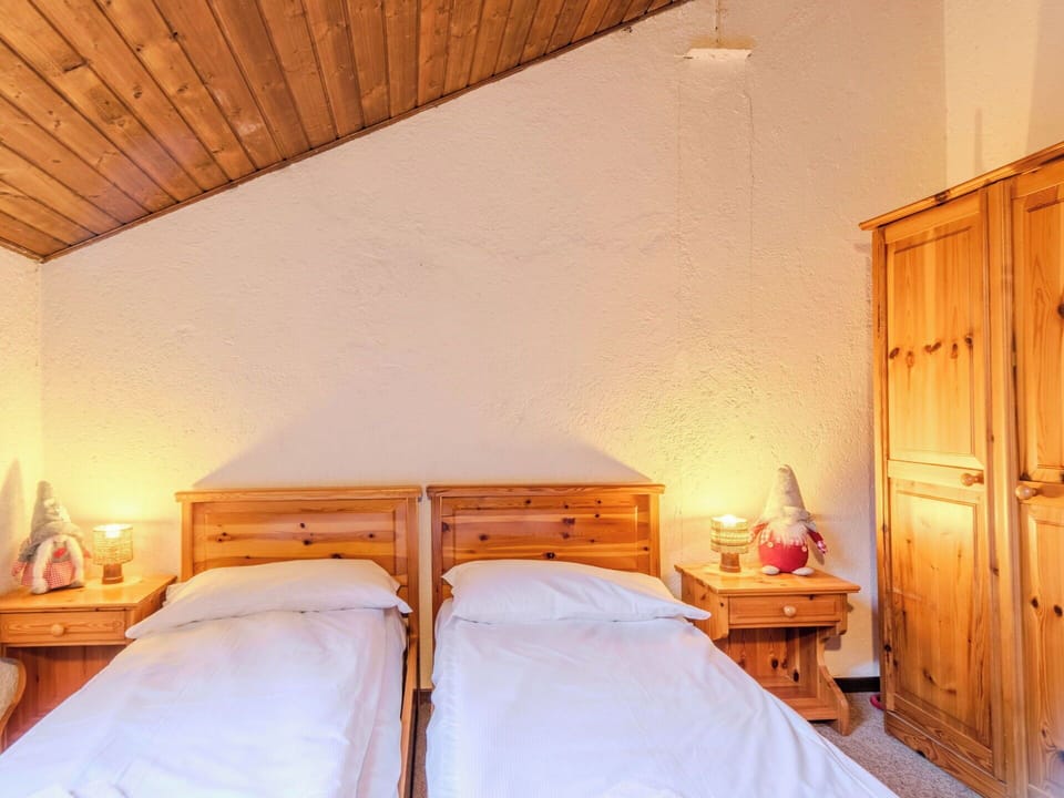 Bed, Bedroom, Wood, Bed Sheet, Furniture, Bedding, Interior Design, Ceiling, Room, Bed Frame