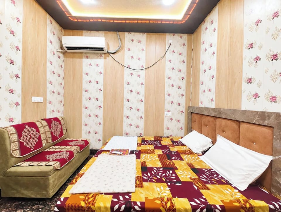 Deluxe Double Room, Air conditioning | Hypo-allergenic bedding, desk, soundproofing, free WiFi