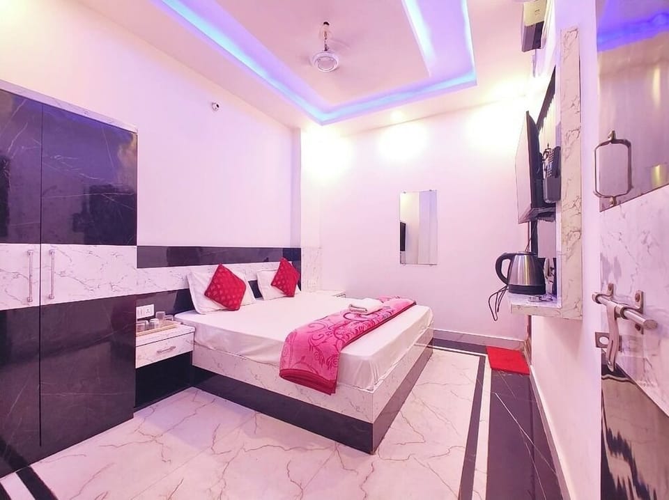 Premium Double Room, Air conditioning | Hypo-allergenic bedding, desk, free WiFi, bed sheets
