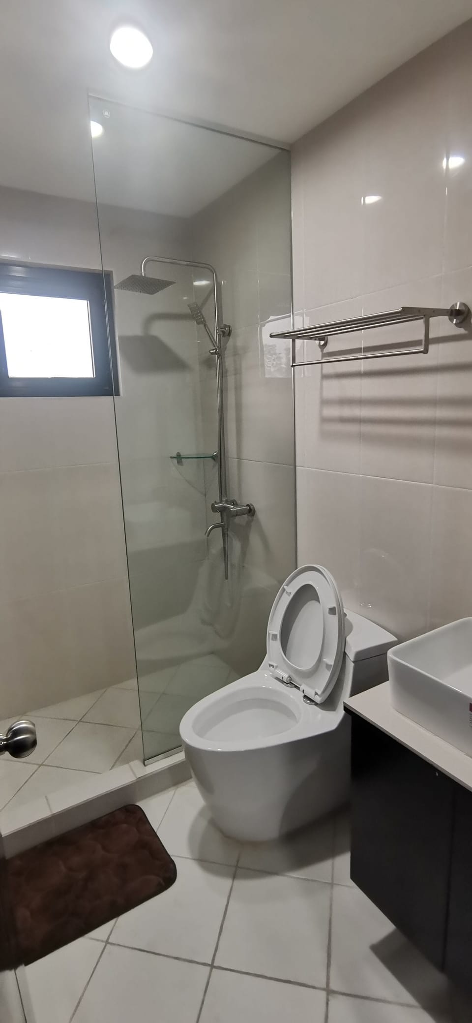 Superior Double Room | Bathroom | Shower, rainfall showerhead, free toiletries, bidet