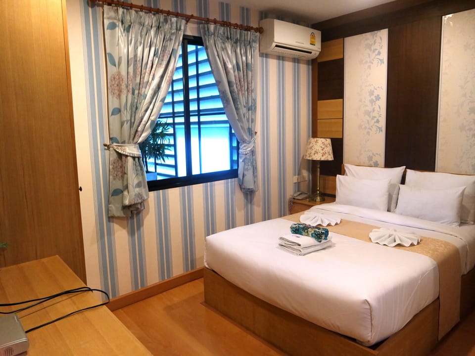 Desk, rollaway beds, free WiFi