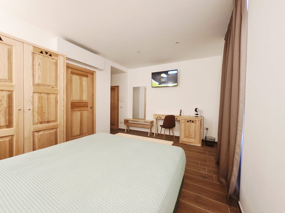 Deluxe Double Room, 1 Queen Bed, Pets Not Allowed, City View | Desk, free WiFi