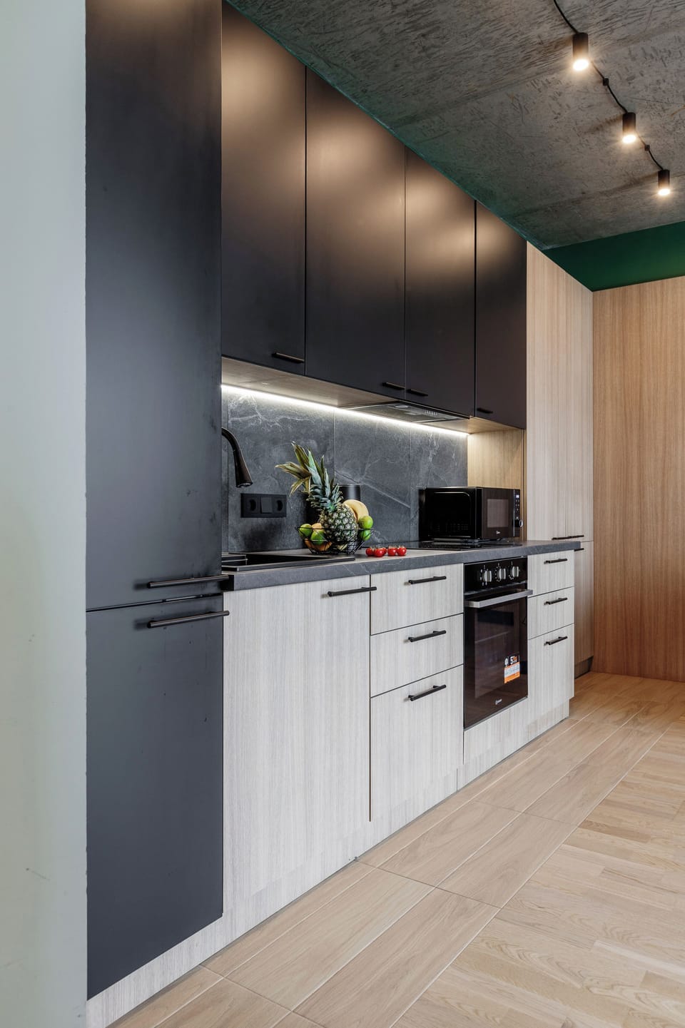 Comfort Apartment, City View | Private kitchen | Full-size fridge, microwave, oven, stovetop