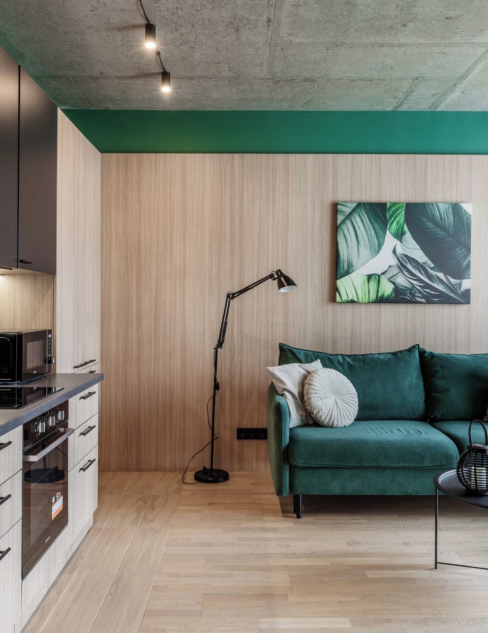 Comfort Apartment, City View | Living area | 37-inch TV with cable channels