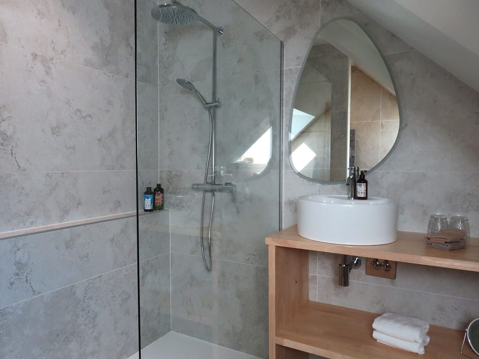 Luxury Double Room, Ensuite | Bathroom | Shower, free toiletries, hair dryer, towels