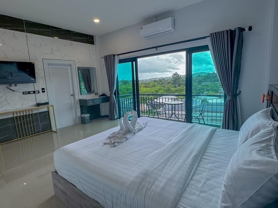 Deluxe Room with Balcony Mountain View | In-room safe, free WiFi