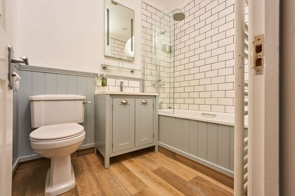 Combined shower/tub, deep soaking tub, free toiletries, hair dryer