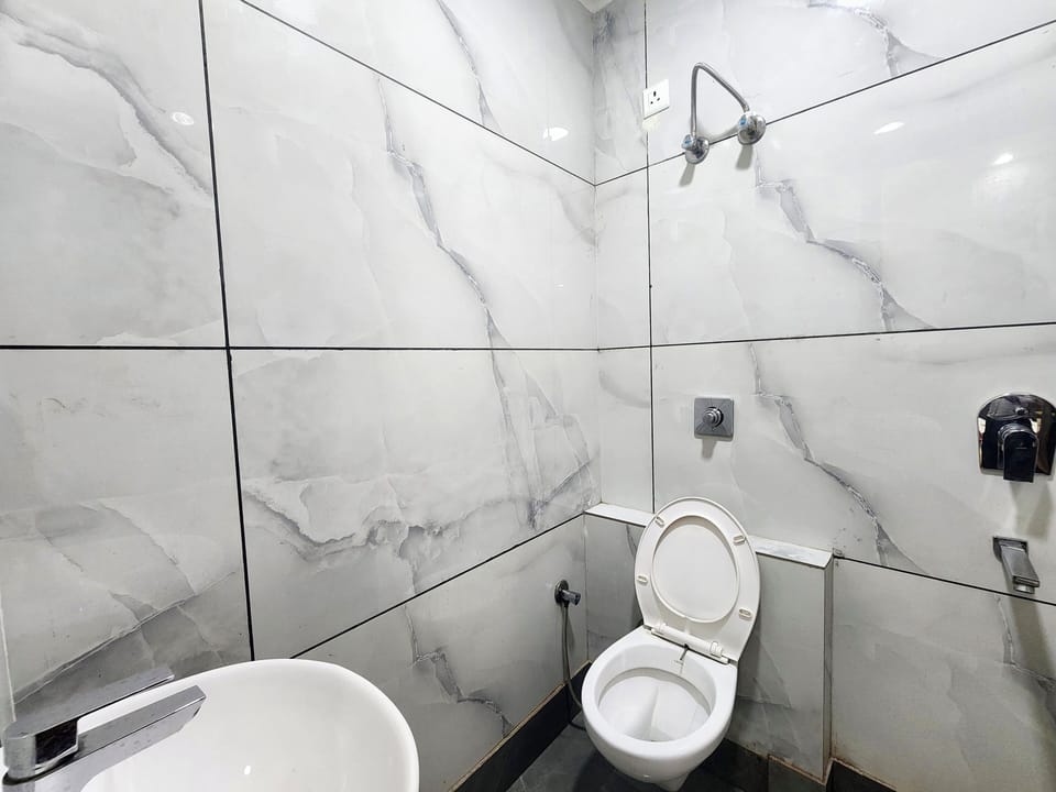 Single Room | Bathroom | Shower, towels, soap, shampoo