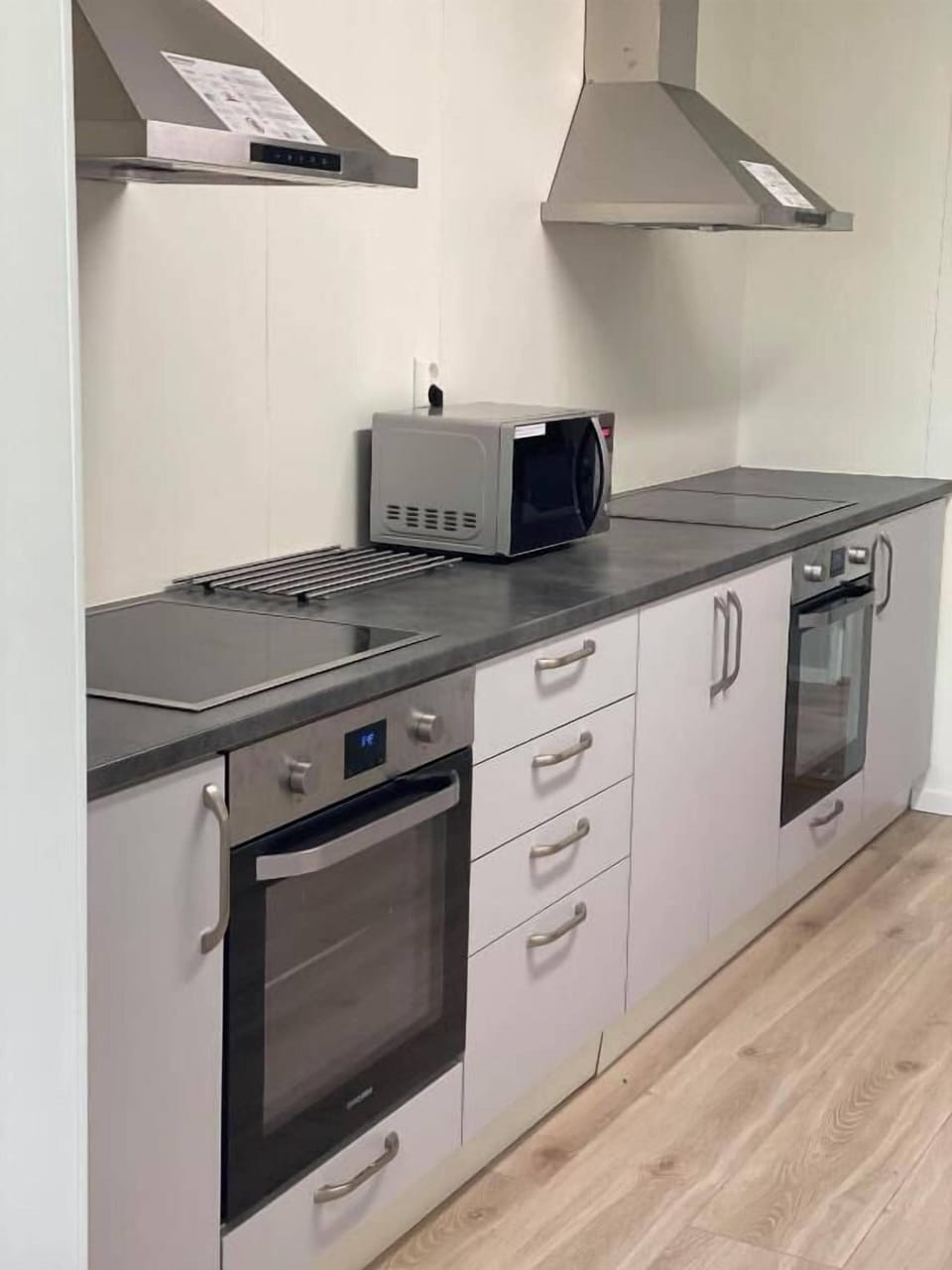 Full-size fridge, microwave, oven, dishwasher