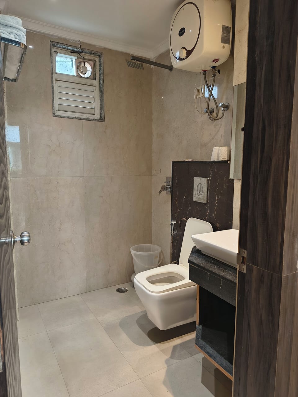Economy Double Room | Bathroom | Shower, free toiletries, hair dryer, slippers
