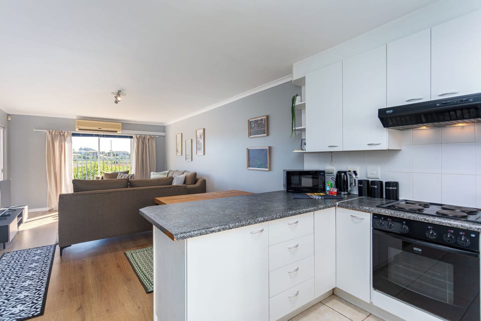 Comfort Apartment, Patio, Garden View | Private kitchen | Full-size fridge, microwave, oven, stovetop