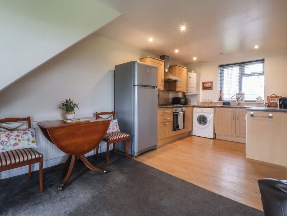 Cottage | Private kitchen | Fridge, dishwasher, cookware/dishes/utensils
