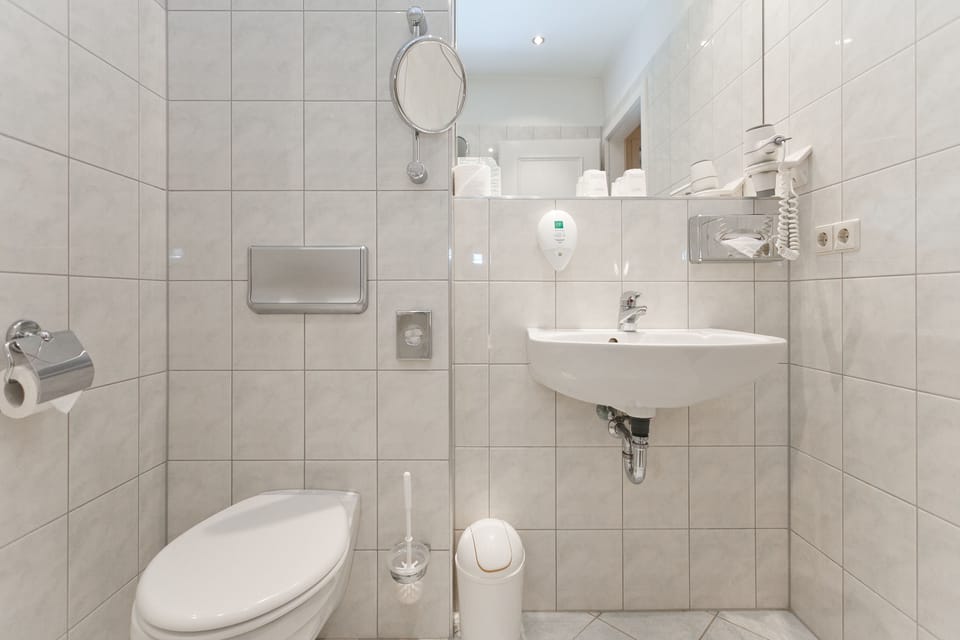 Combined shower/tub, free toiletries, hair dryer, towels