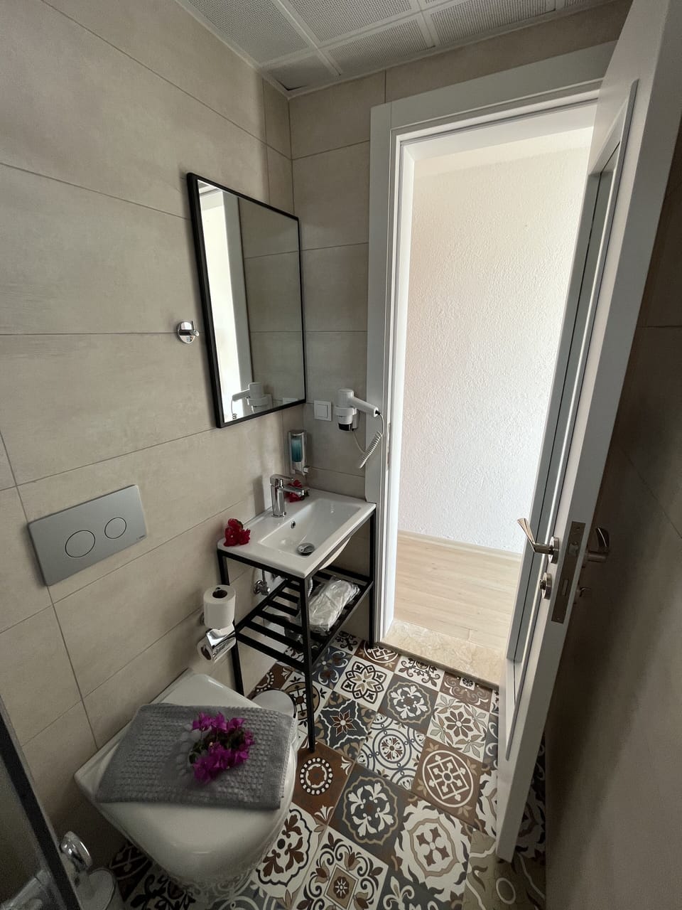 Standard Room | Bathroom | Shower, hair dryer, slippers, towels