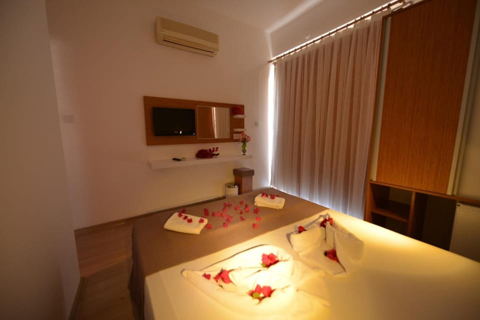 Standard Room | In-room safe, desk, free WiFi, bed sheets