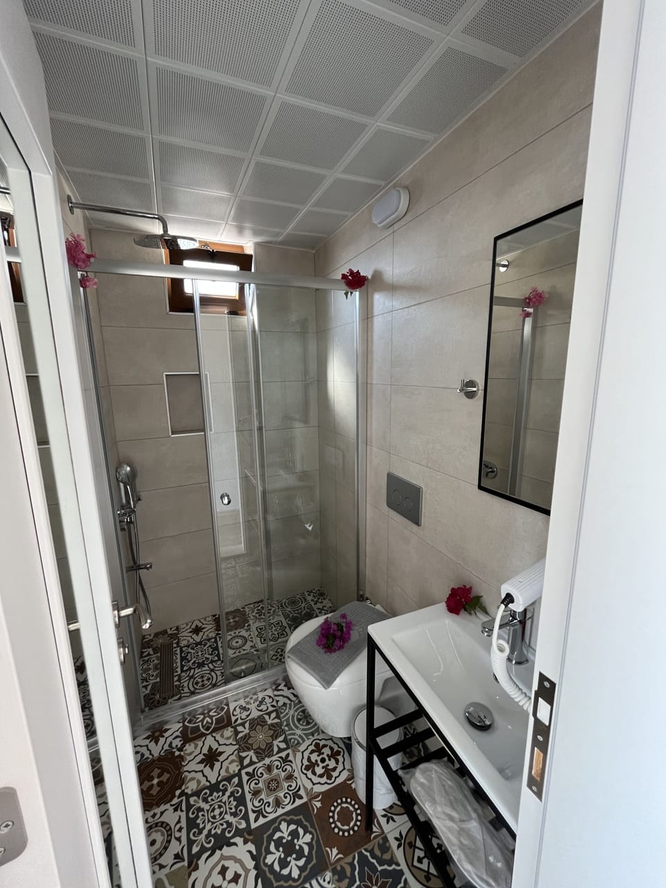 Standard Room | Bathroom | Shower, hair dryer, slippers, towels
