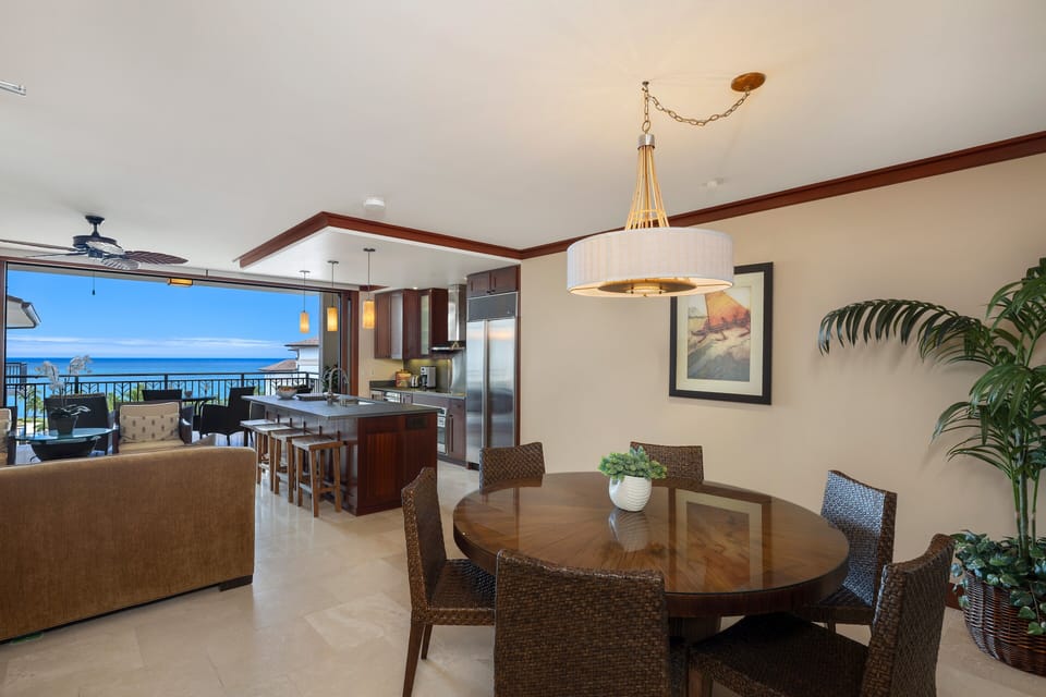 Ocean-view dining nook seamlessly connected to the great room.