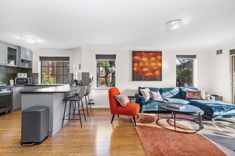 House | 3 bedrooms, desk