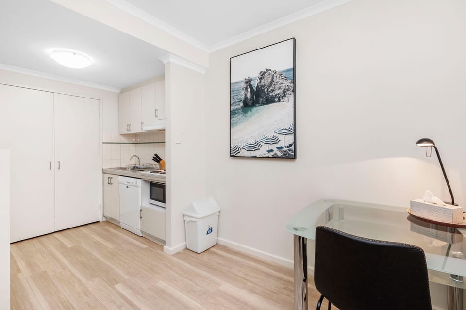 House | 1 bedroom, desk