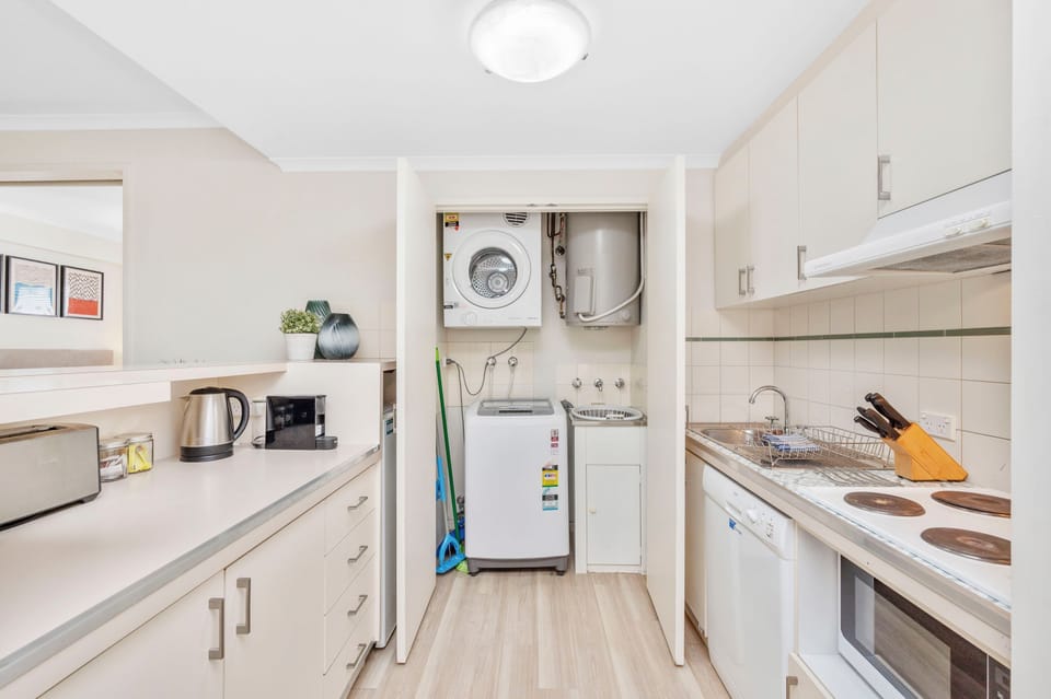 House | 1 bedroom, desk