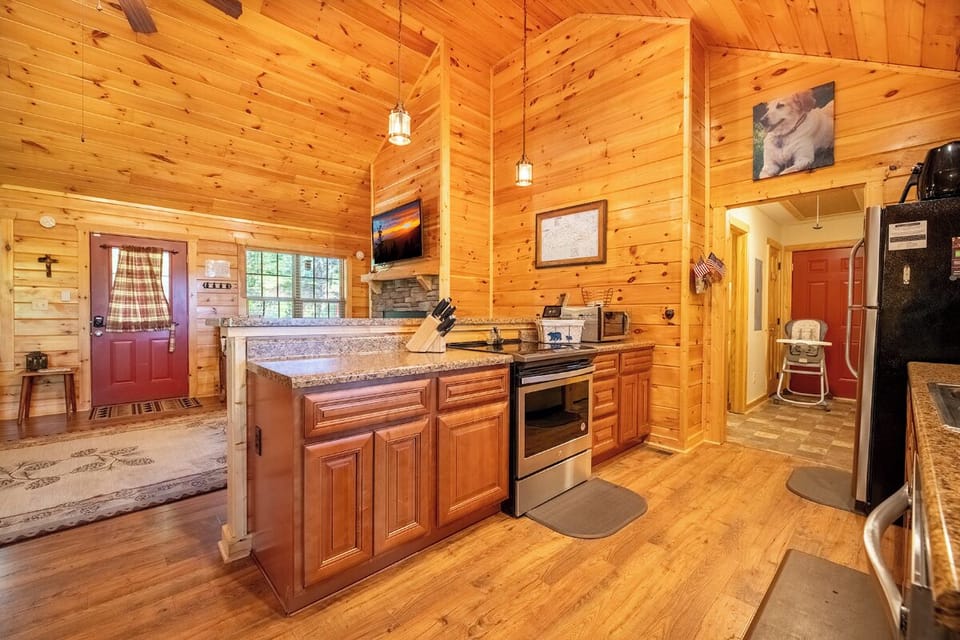 Madison's Retreat's fully-equipped kitchen