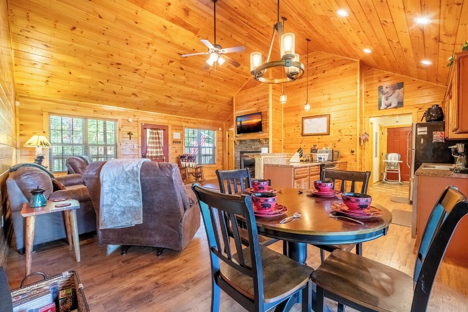 Madison's Retreat's inviting dining area