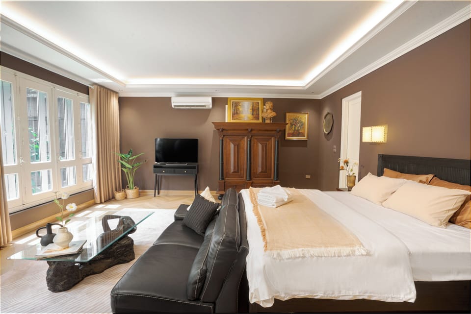 King Room with Pool View | Desk, laptop workspace, blackout drapes, soundproofing