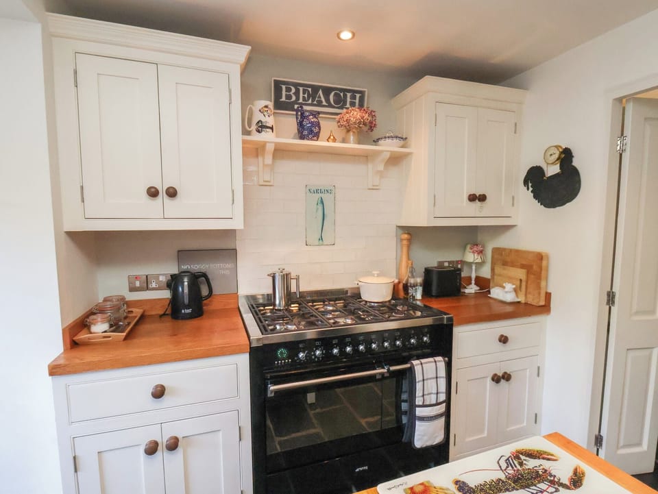 Fridge, cookware/dishes/utensils