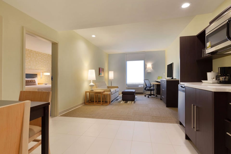 Suite, 1 King Bed | Desk, iron/ironing board, free WiFi