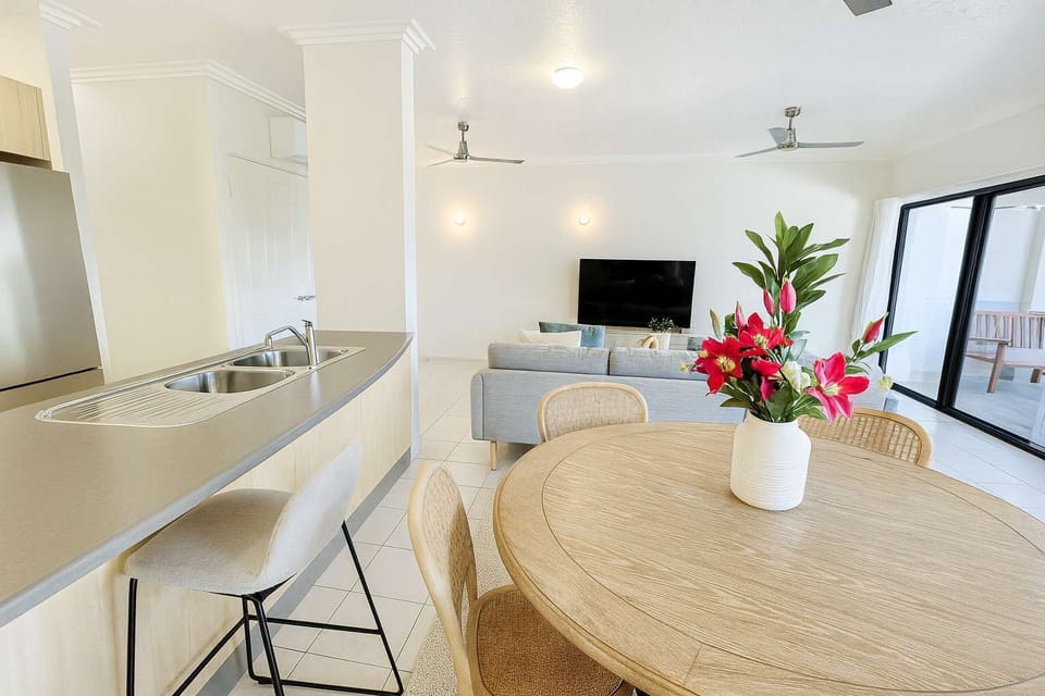 Relaxed indoor–outdoor dining, ideal for sunset meals