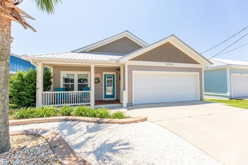 Welcome to our charming beach home, The Calm Palm!! 